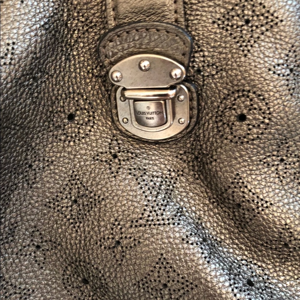 🌸SOLD🌸 Louis Vuitton Mahina Metallic Pewter GUC - Picture 4 of 8